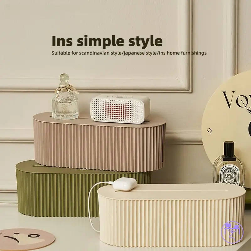 Boîte range-câbles en plastique pour cacher fils et multiprises sur un bureau